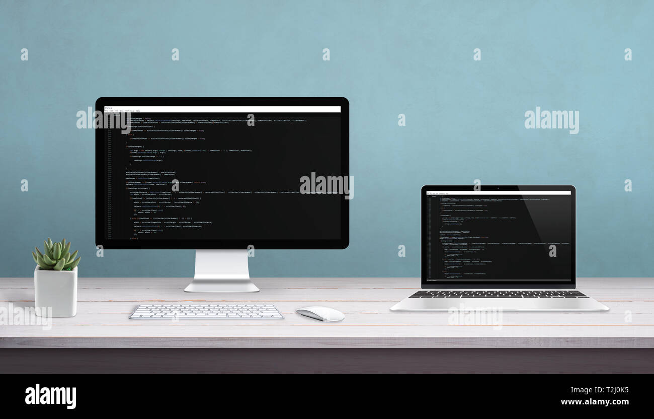 Desktop Computer und Laptop auf dem Schreibtisch mit Programmieren Editor auf der Anzeige. Konzept der Programmierung Studio. Stockfoto