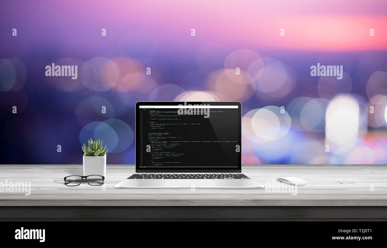 App Entwicklung auf Laptop mit Code Editor auf der Anzeige. Stockfoto