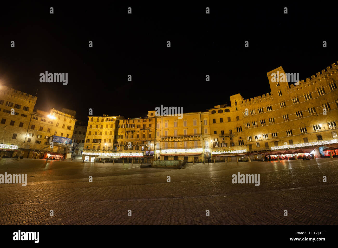 Nachtansicht des Campo Platz (Piazza del Campo), Siena, Palazzo Pubblico und Mangia-Turm (Torre del Mangia) in Siena, Toskana, Italien. Stockfoto