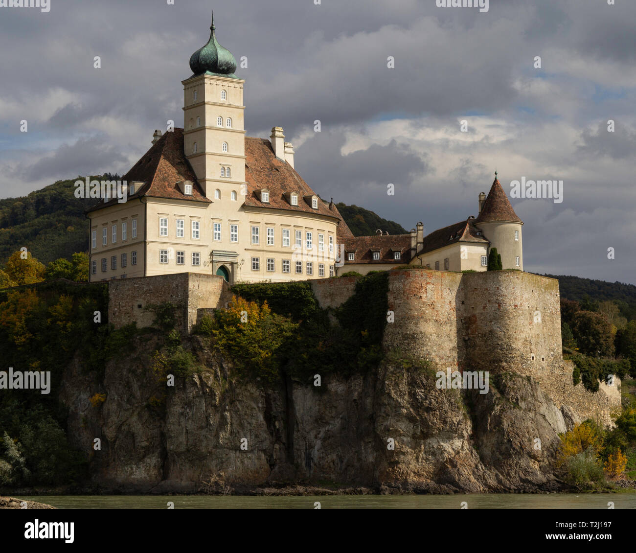 Österreichischen Schloss auf dem Fluss Dunube Stockfoto