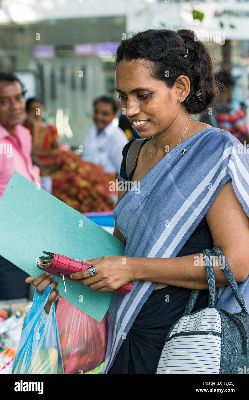 Galle, Sri Lanka - 18 Februar 2019: Portrait eines lokalen Sri Lankan Frau bekleidet kandyan Saree, Kauf von Gemüse auf dem Markt in Galle, Stockfoto