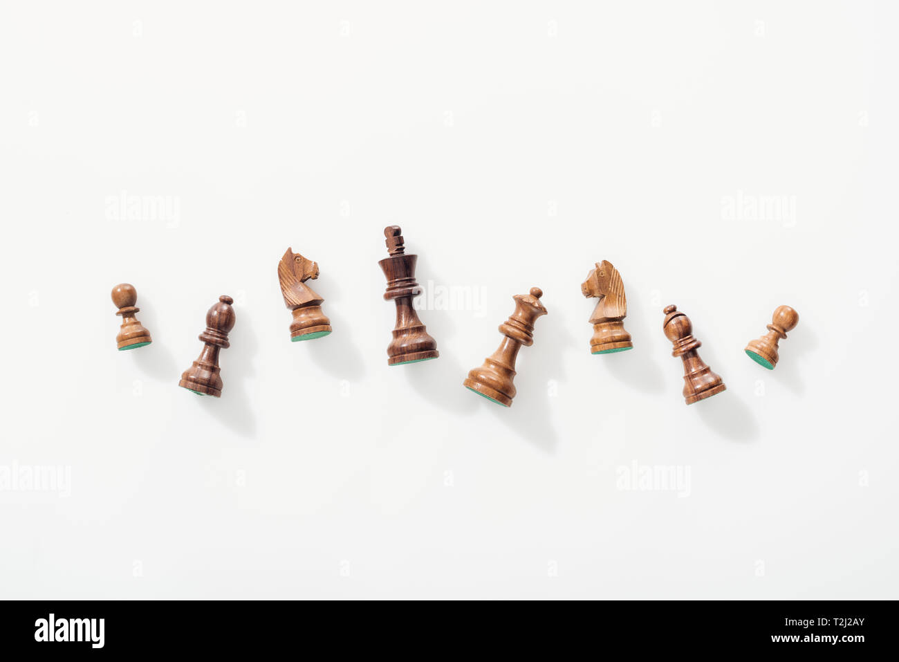 Blick von oben auf die Holz- Schachfiguren auf weißem Hintergrund Stockfoto