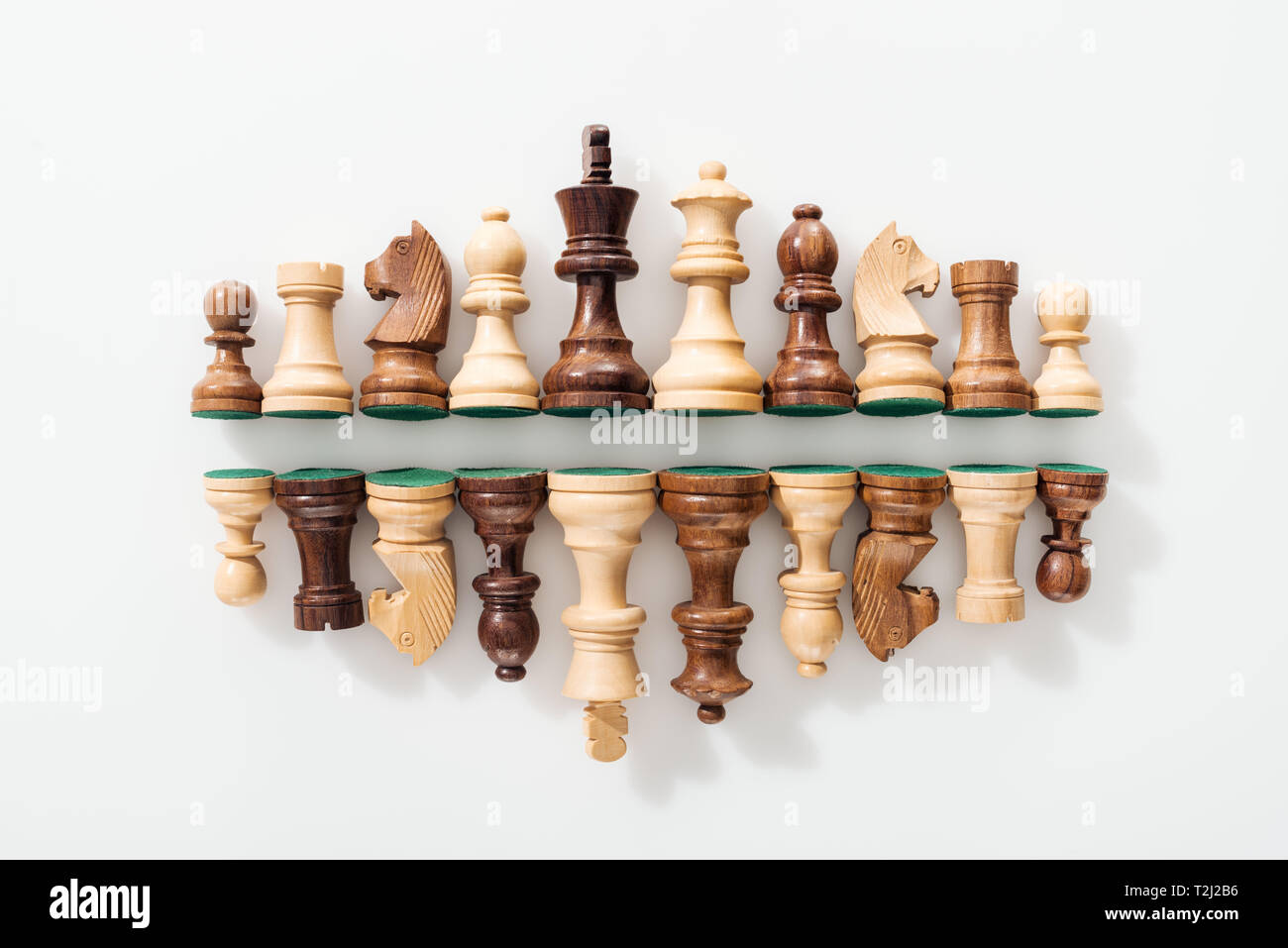 Blick von oben auf die Zeilen aus Holz- Schachfiguren auf weißem Hintergrund Stockfoto