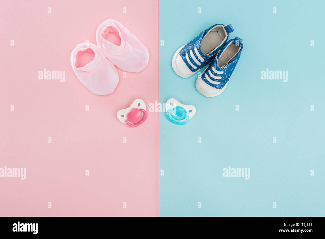 Blick Von Oben Auf Die Schnuller Babyschuhe Sneaker Auf Rosa Und Blauen Hintergrund Mit Kopie Raum Stockfotografie Alamy