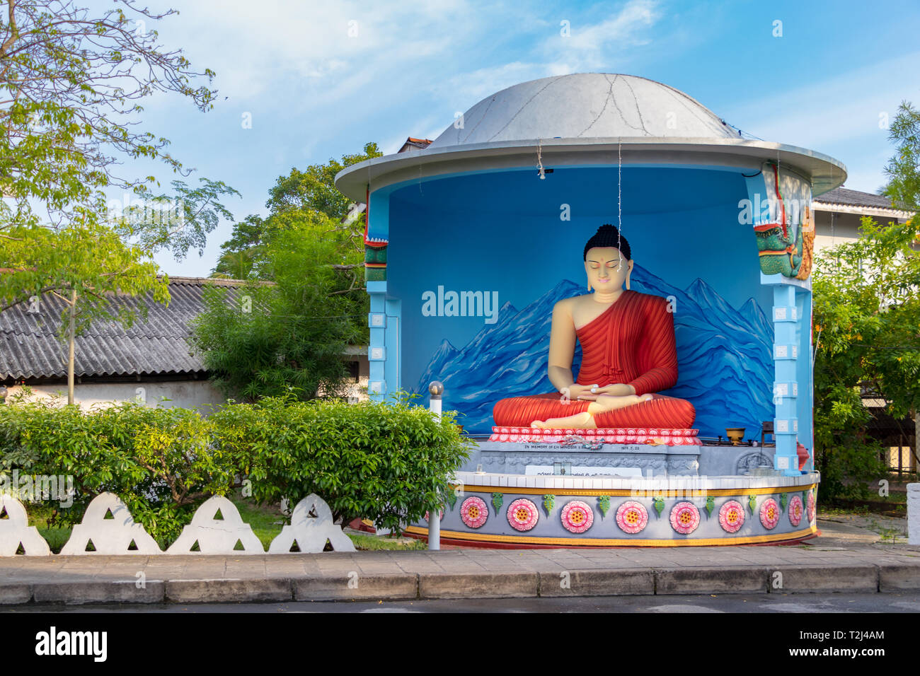 Galle, Sri Lanka - Februar 17., 2019: Die Statue des Buddha im Speicher CH Windsor neben dem Port Terminal in Galle, Sri Lanka gelegt. Stockfoto