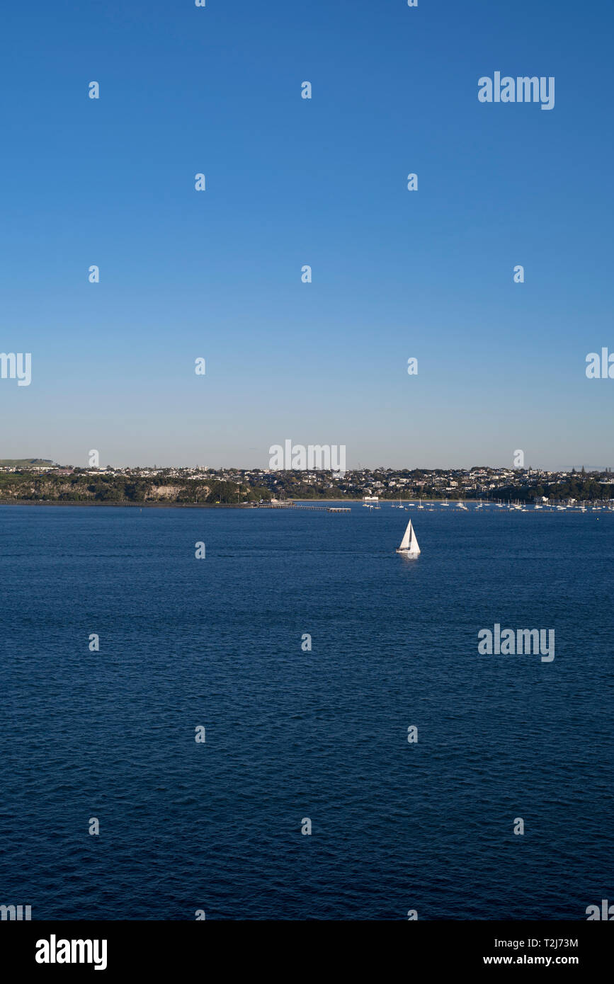 Auckland, Neuseeland. Yacht segeln Vergangenheit Ohaku Bay Stockfoto