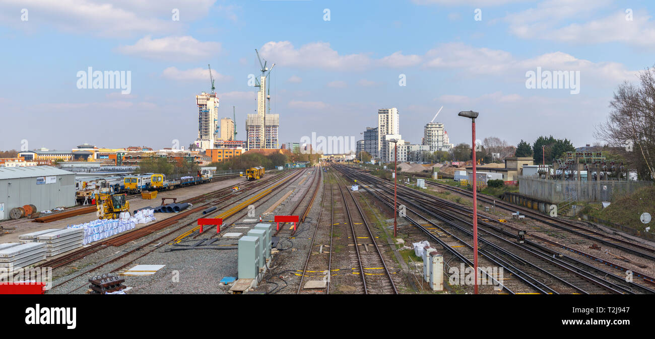 Die sich verändernden Skyline von Woking, Surrey: Bahnstrecken in Turmdrehkrane und neue Hochhaus Victoria Square Einzelhandelsentwicklung in der Innenstadt führen. Stockfoto