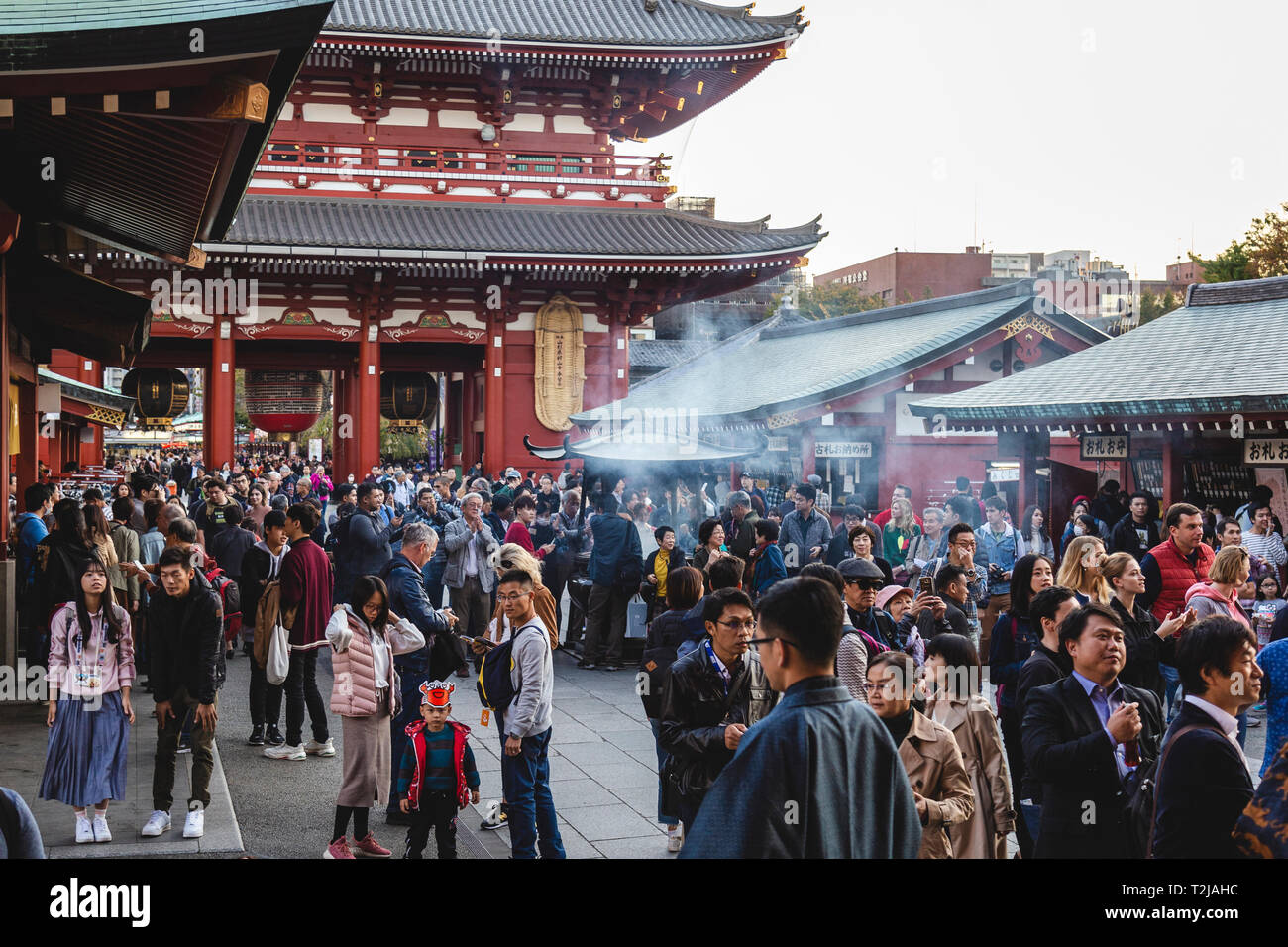 Besucher am Eingang von Asakusa Tempel in Tokio Stockfoto