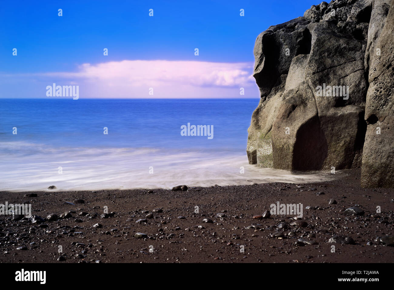 Felsbrocken auf Strand von Praia Formosa - berühmte Öffentliche schwarzer Sandstrand auf der portugiesischen Insel Madeira Stockfoto