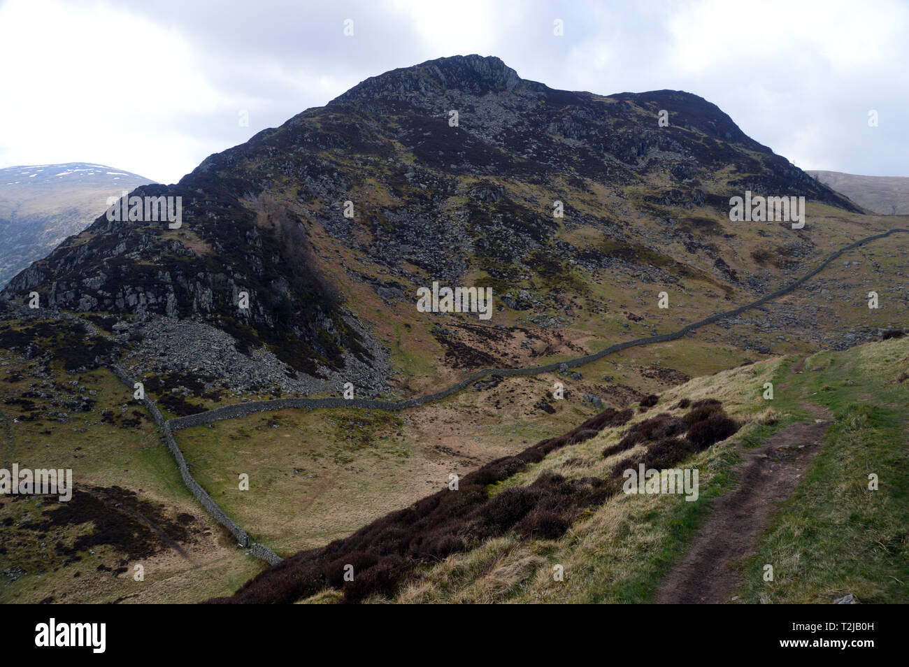 Trockenmauer in der Scharte zwischen Heron Spieß vom den Weg zum Wainwright Glenridding Dodd im Nationalpark Lake District, Cumbria, UK. Stockfoto