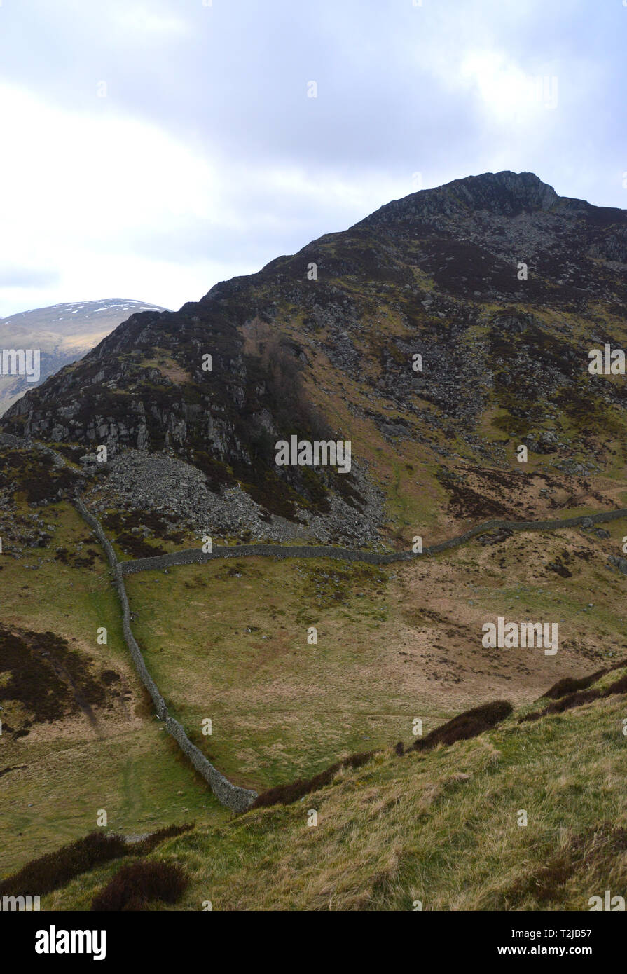 Trockenmauer in der Scharte zwischen Heron Spieß vom den Weg zum Wainwright Glenridding Dodd im Nationalpark Lake District, Cumbria, UK. Stockfoto