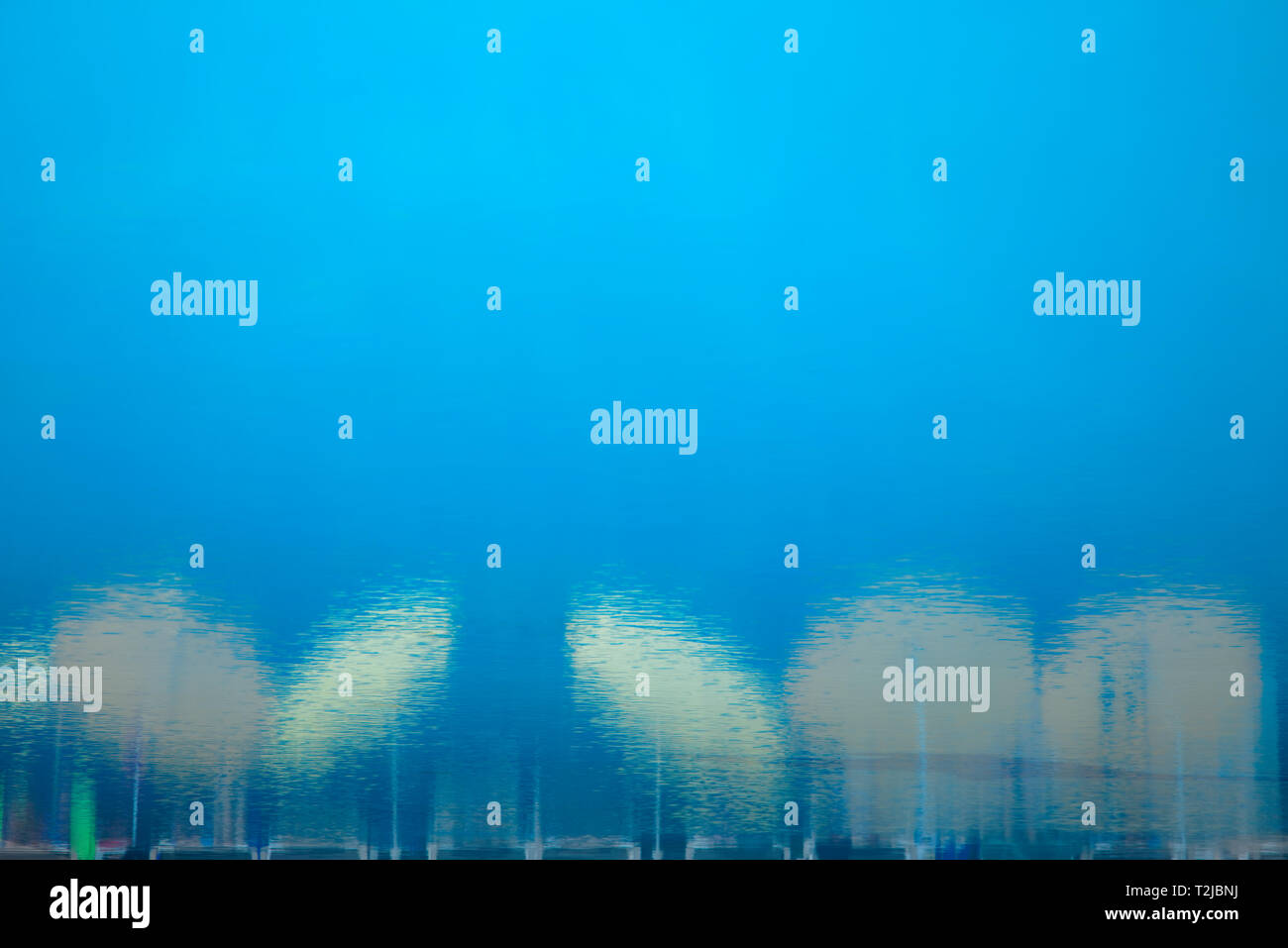 Bunte Sonnenschirme in noch Wasser eines Swimming-pool Stockfoto