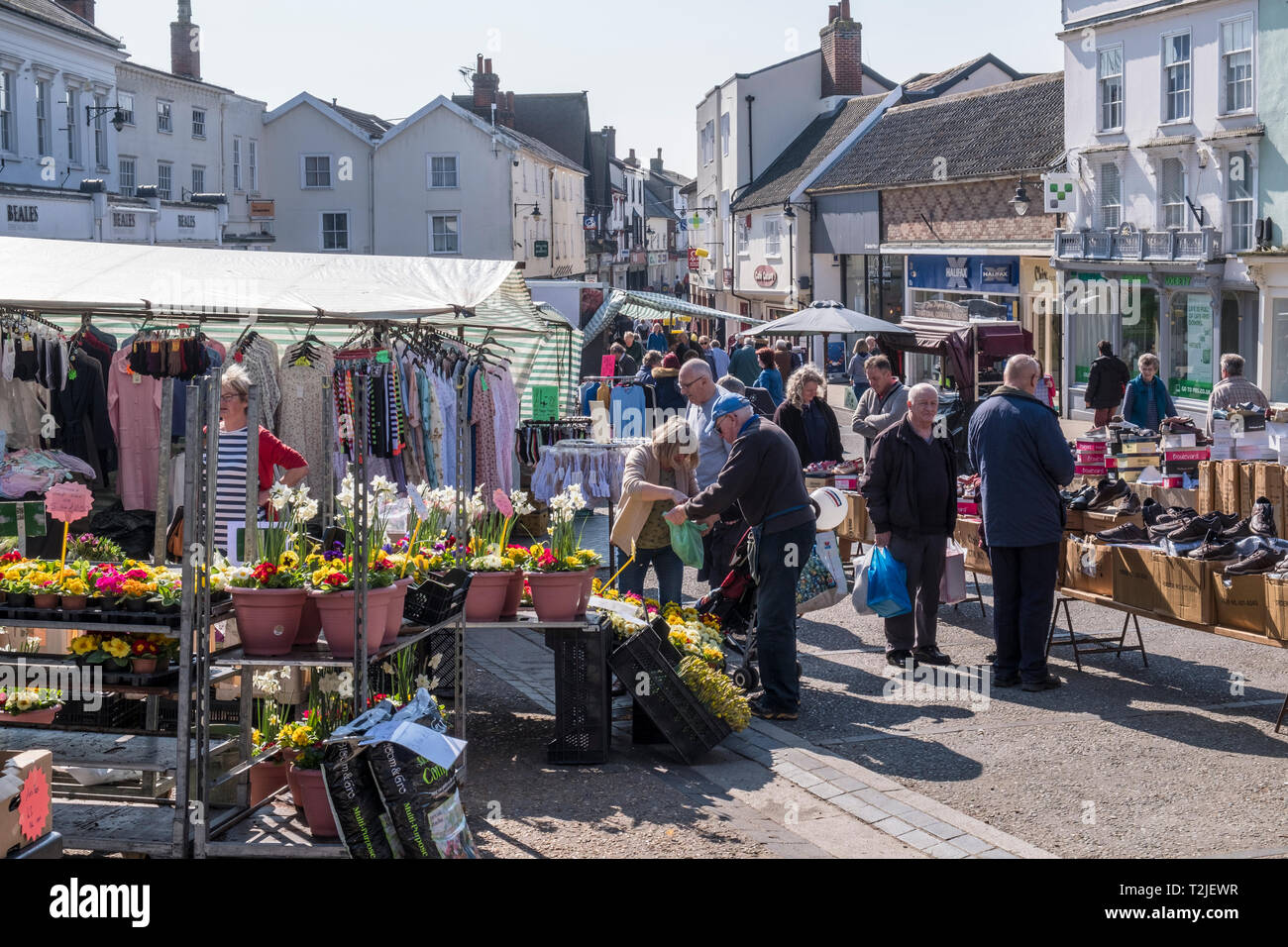 Markttag in bloße Straße, Diss, Norfolk, Großbritannien. Stockfoto