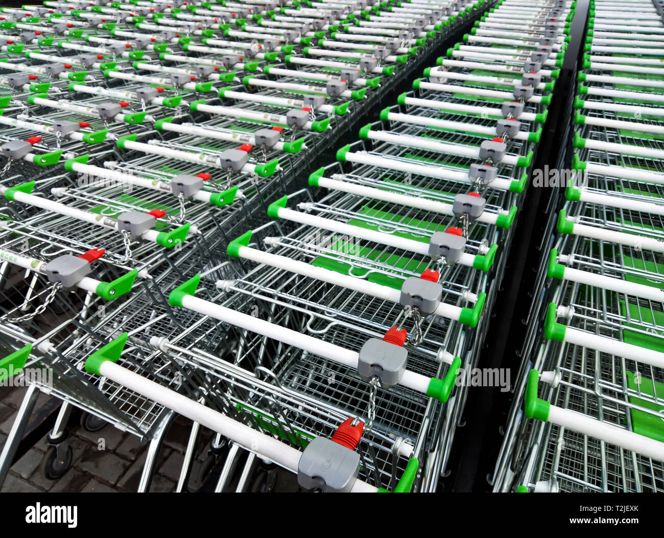Zeilen von Shopping Carts zu verwenden - in Reihen für die Lagerung in der Nähe von einem Supermarkt oder Hyper Market Stockfoto