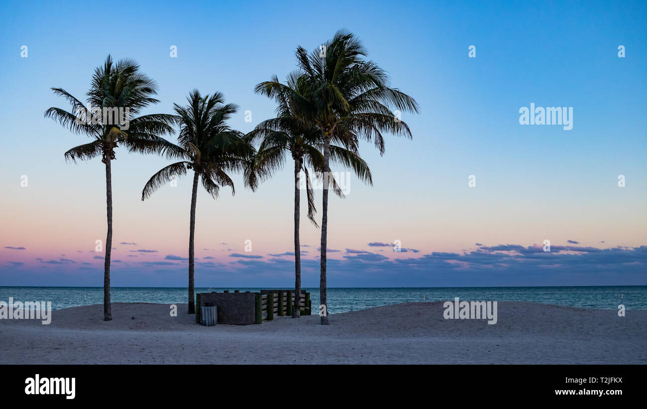Sonnenuntergang bei Sombrero Beach mit Blick auf den Atlantik Marathon, Florida, USA, 23. März 2019 Stockfoto