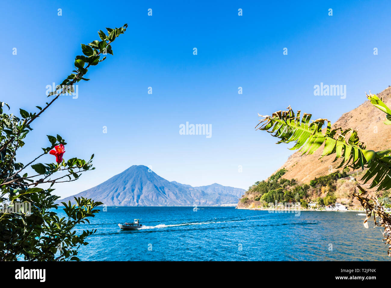 Öffentlichen Wassertaxi Kreuzfahrten über Atitlan See mit Vulkan San Pedro hinter im guatemaltekischen Hochland, Mittelamerika Stockfoto