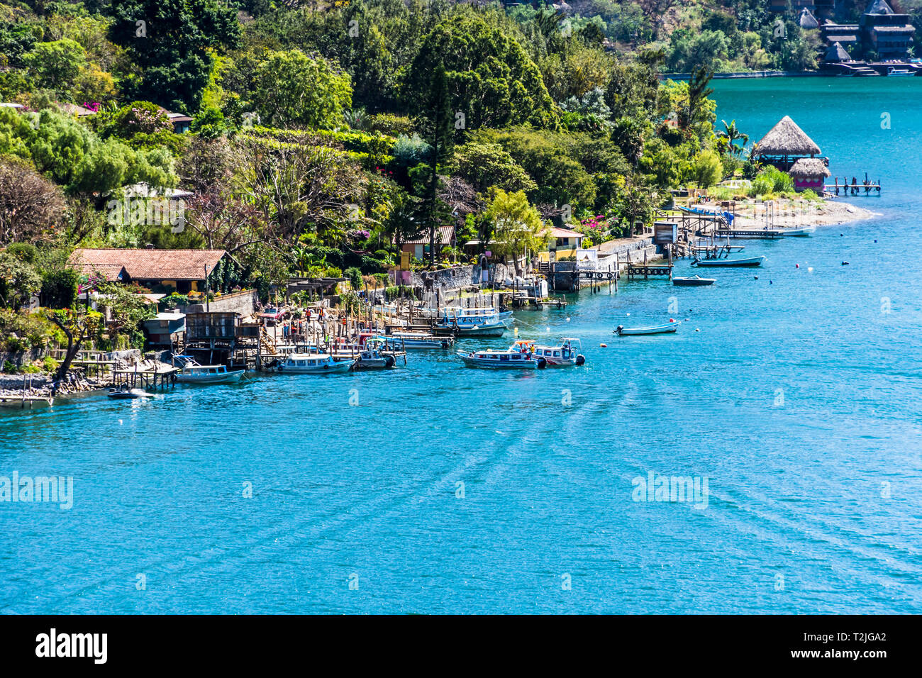Santa Cruz la Laguna, Atitlan See, Guatemala - Februar 26, 2019: Hohe Aussichtspunkt Blick auf Dock & Boote in Maya Stadt am Ufer des Atitlán-See. Stockfoto