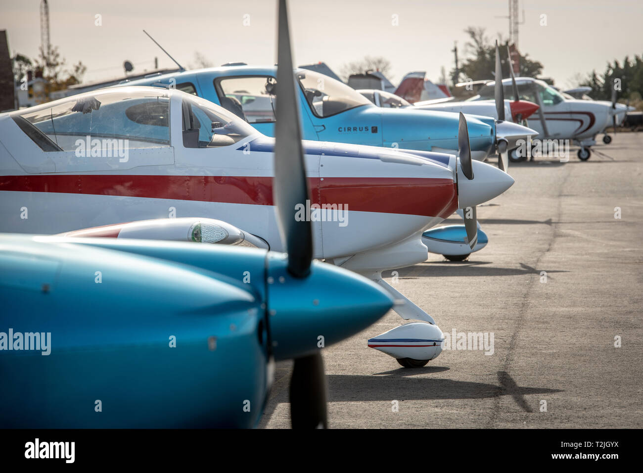 Eine Linie der private Flugzeuge am Flughafen geparkt sitzen, Tanger, Virginia Stockfoto