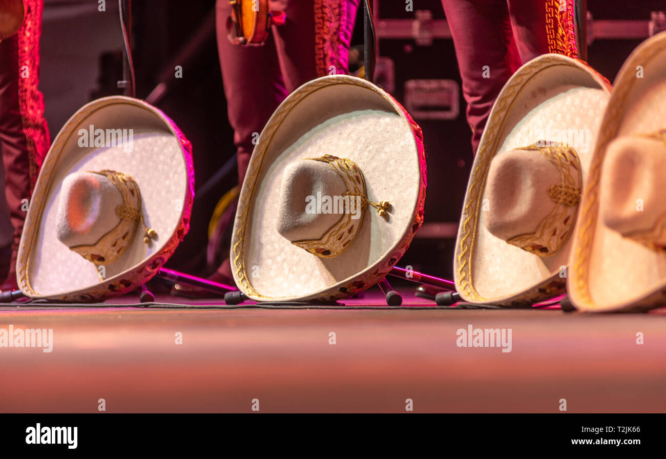 Linie der sombreros Rest gegen Musik steht auf der Bühne des National Folk Festival in Salisbury, MD Stockfoto
