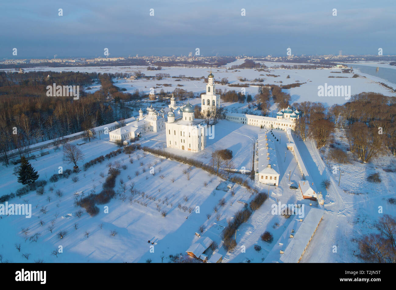 St. Georg Kloster auf einem eisigen Januar Tag (Luftaufnahmen). In Weliki Nowgorod, Russland Stockfoto