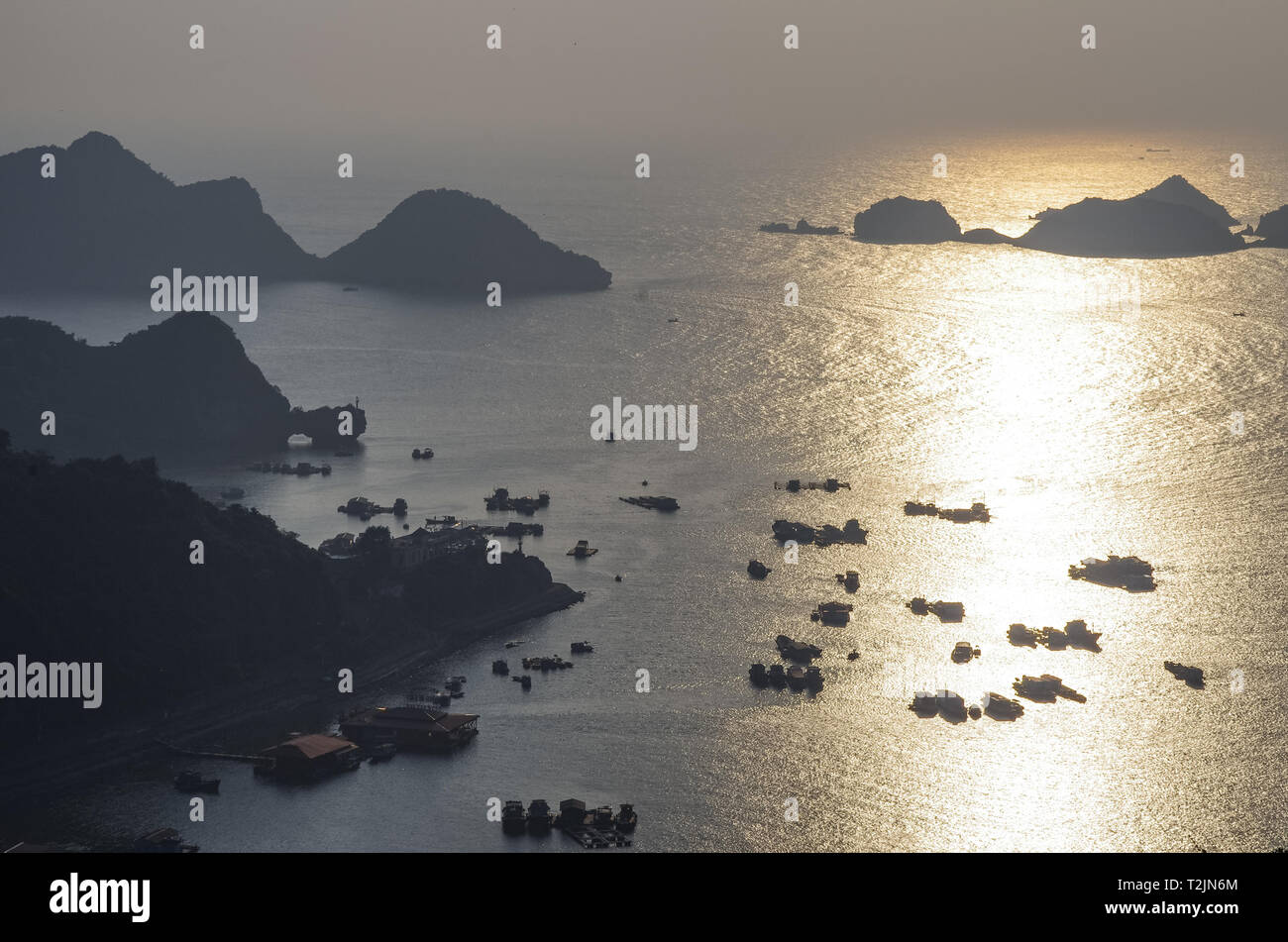 Hafen von Cat Ba Town aus Sicht in der Kanone fort im Sonnenuntergang, Halong Bay, Vietnam Stockfoto