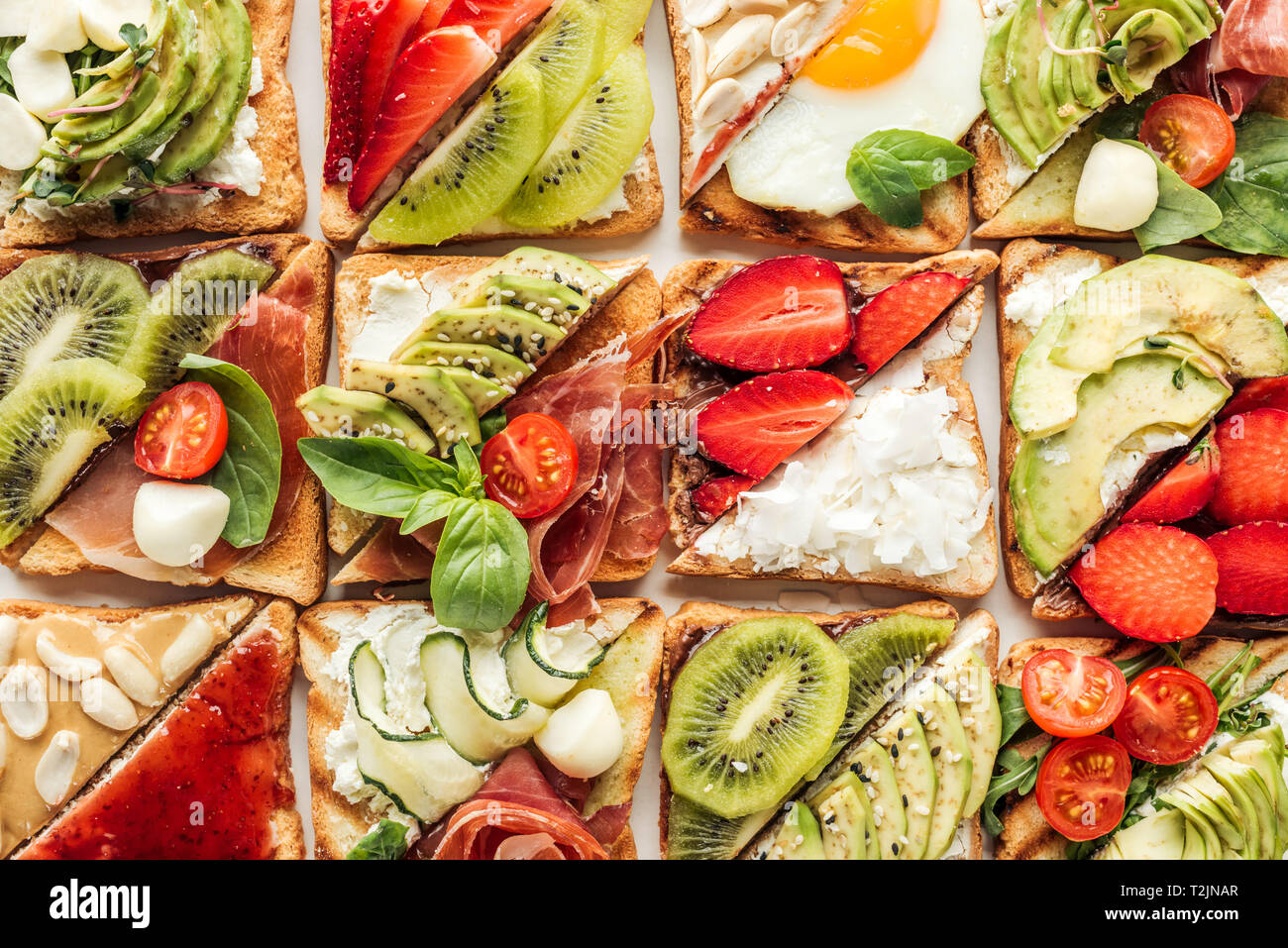 Hintergrund der leckeren Toast mit Obst und Gemüse isoliert auf weißem Stockfoto