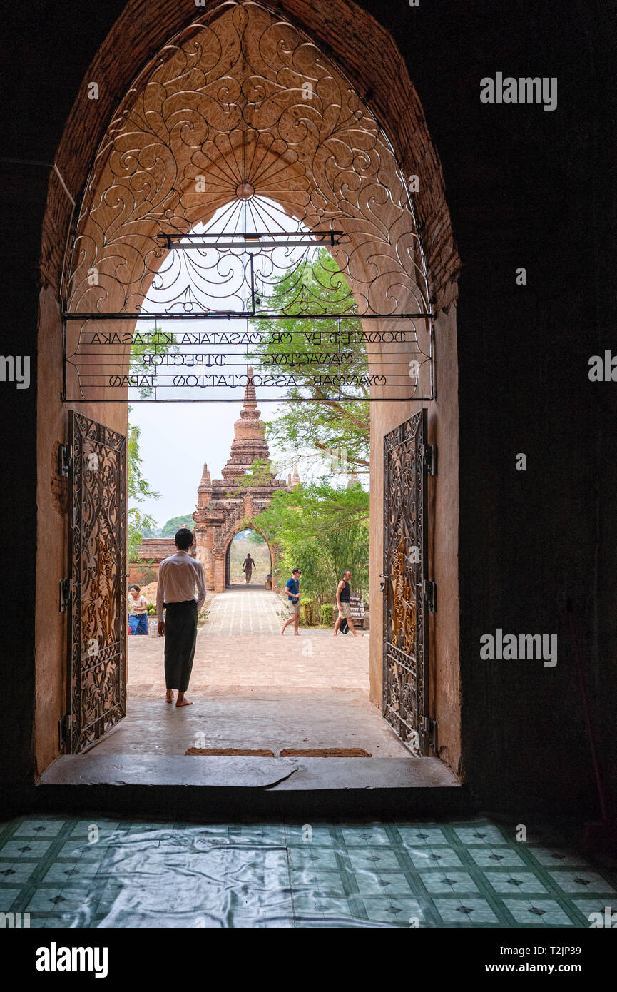 Tourguide am Eingang zu einem Tempel in Bagan Myanmar (Birma) Stockfoto