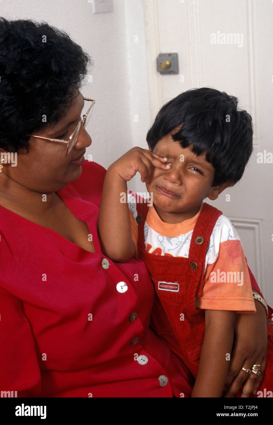 Asiatische Mutter trösten weinenden Kleinkind Stockfoto