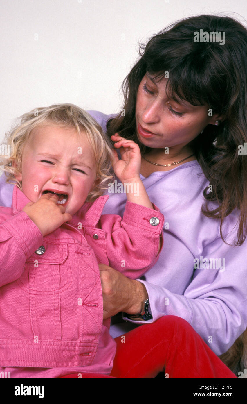 Mutter trösten weinenden Kleinkind Stockfoto