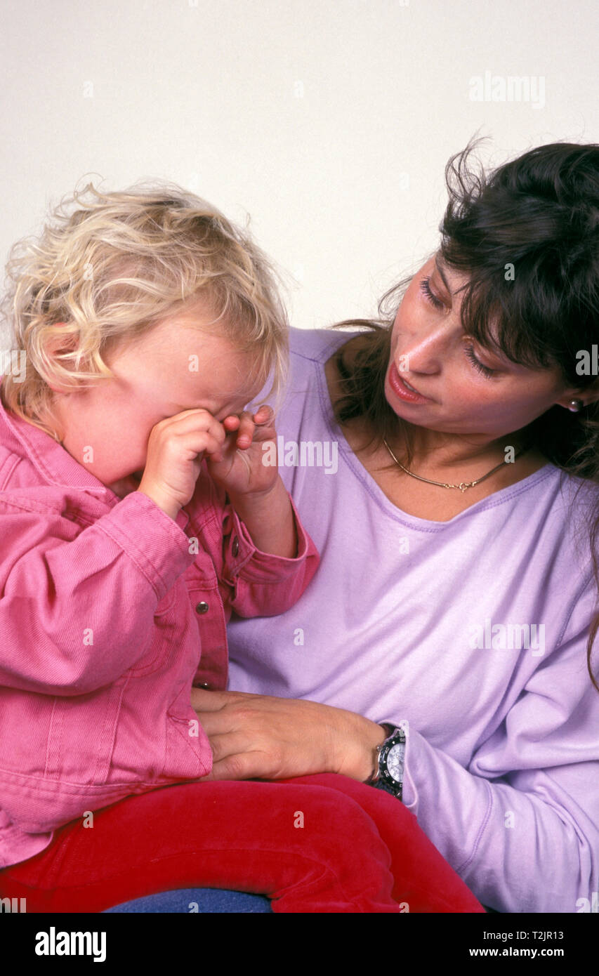 Mutter trösten weinenden Kleinkind Stockfoto