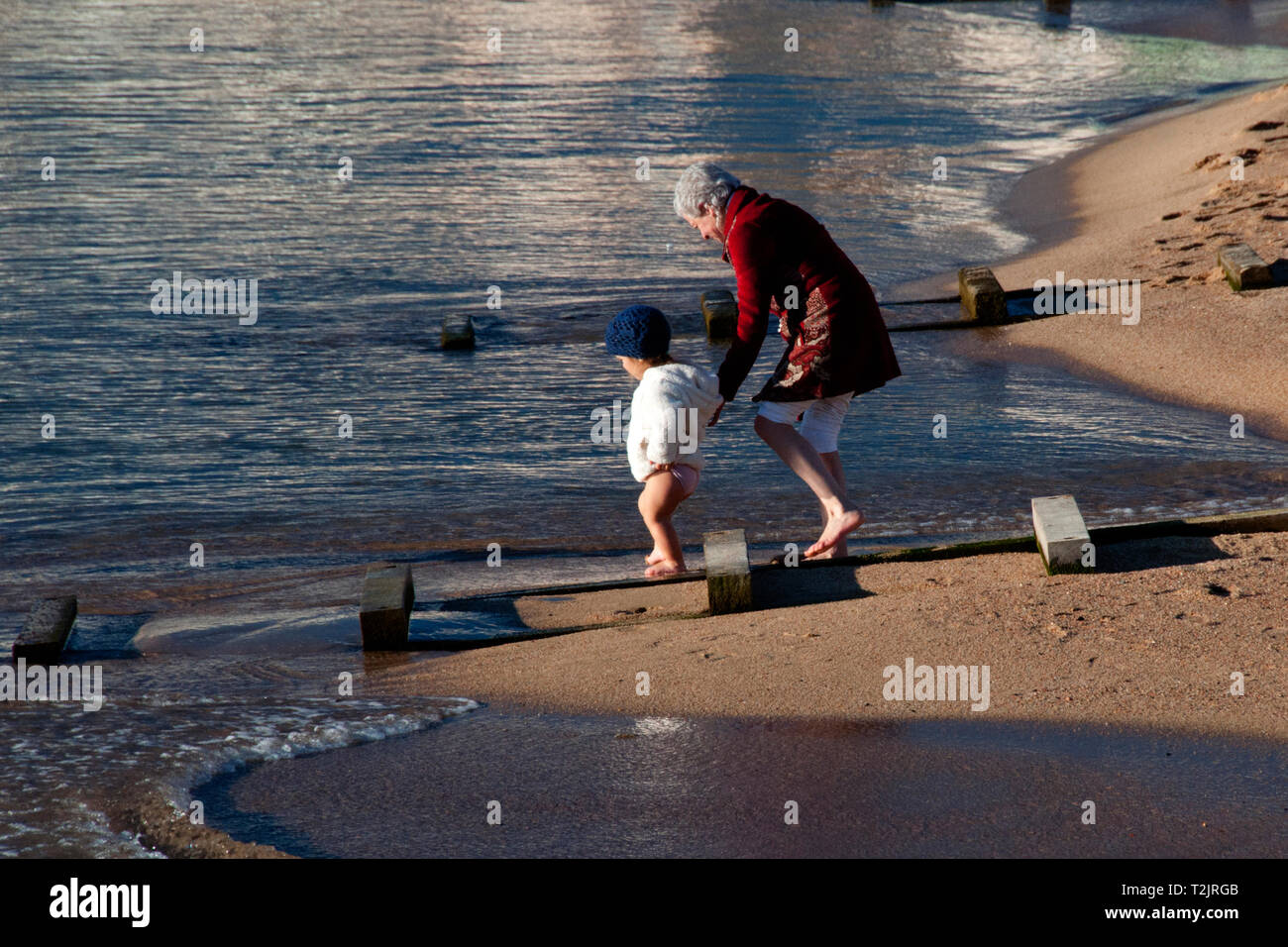 Großmutter und Enkel auf einem Strand der Costa Brava Stockfoto