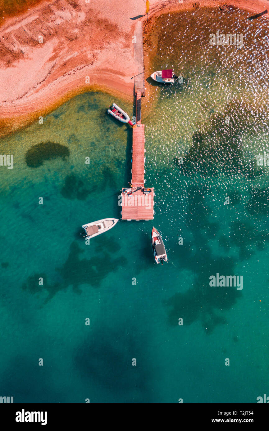 Bunte gebunden Boote in der Nähe der Mittelmeerküste getönten trendy lebende Koralle Farbe von 2019 Schießen von Drone. Stockfoto