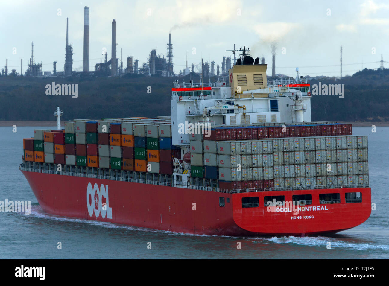 Containerschiff, OOCL, Montreal, Fawley, Öl, Raffinerie, den Solent, Southampton, Hafen, Terminal, Cowes, Isle of Wight, England, UK, Box, Boot Stockfoto