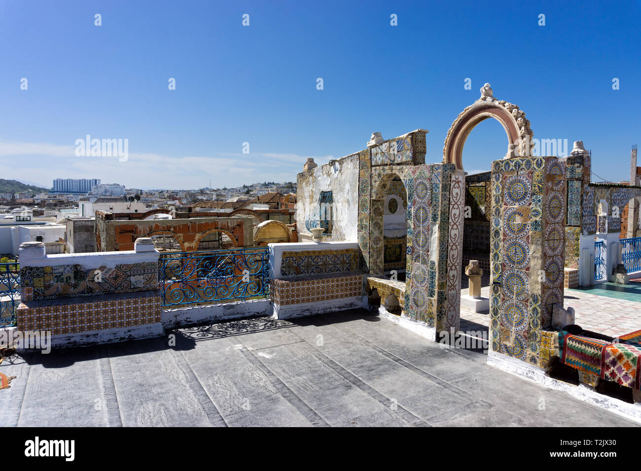 Terrasse mit bunten Mosaiken in Tunis, Tunesien. Stockfoto