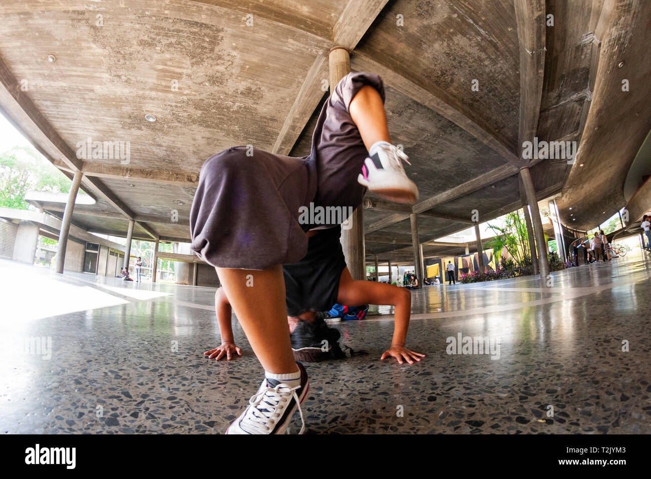 Caracas Venezuela 22/05/2012. Die Jugendlichen üben Break Dance in den Räumen von Tierra de nadie in der Zentralen Universität von Venezuela UCV. Stockfoto