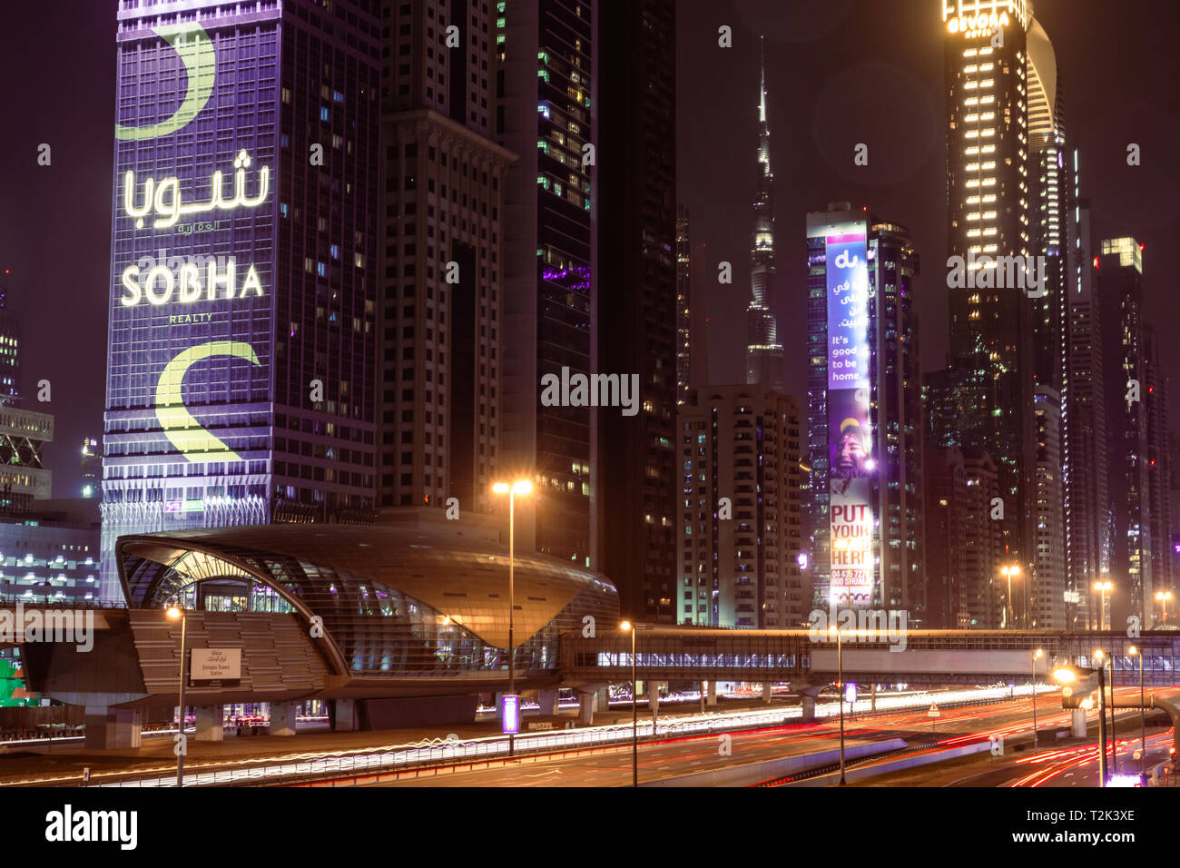 Dubai, Vereinigte Arabische Emirate; Emirates Towers U-Bahnhof bei Nacht Stockfoto