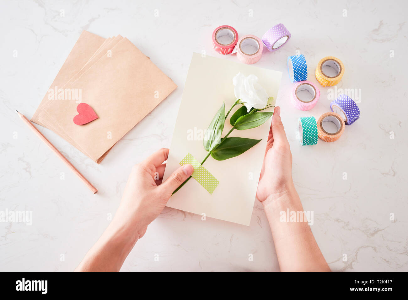 Die Dekorationen oder Grußkarte. Papierstreifen, Blume, Schere. Kunsthandwerk im Urlaub: Geburtstag, Muttertag oder Vatertag, 8. März, Hochzeit. Stockfoto