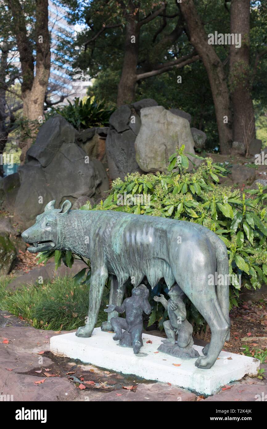 Eine Statue von Remus und Romulus im Hibiya Park in Tokio, Japan. Stockfoto