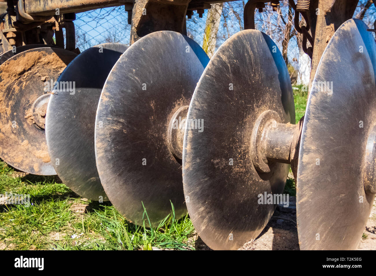 Dirty landwirtschaftlichen isoliert Pflug verwendet. Schließen bis auf den Klingen. Stockfoto