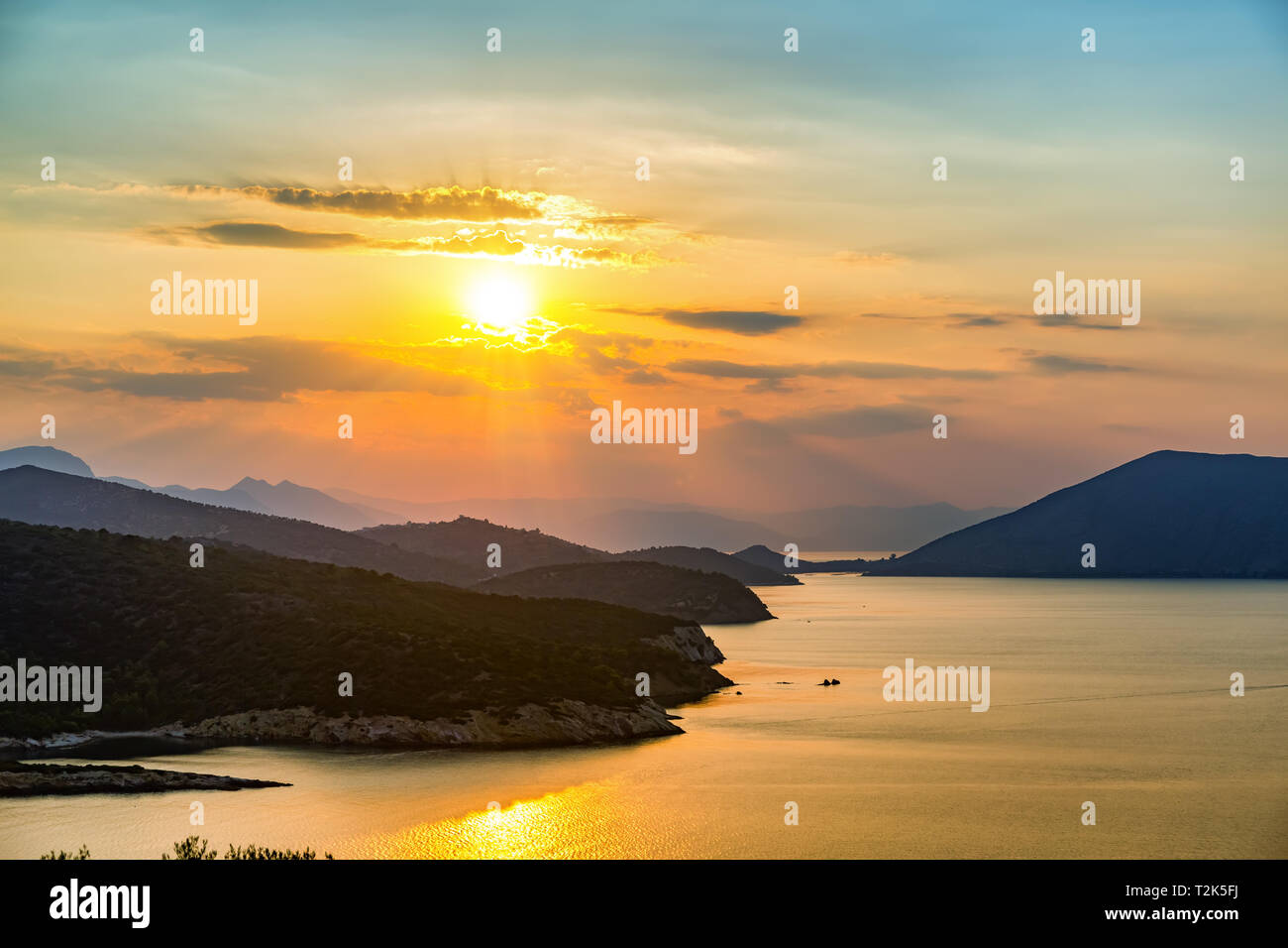Farbenfroher Sonnenuntergang über dem Meer in Griechenland Stockfoto