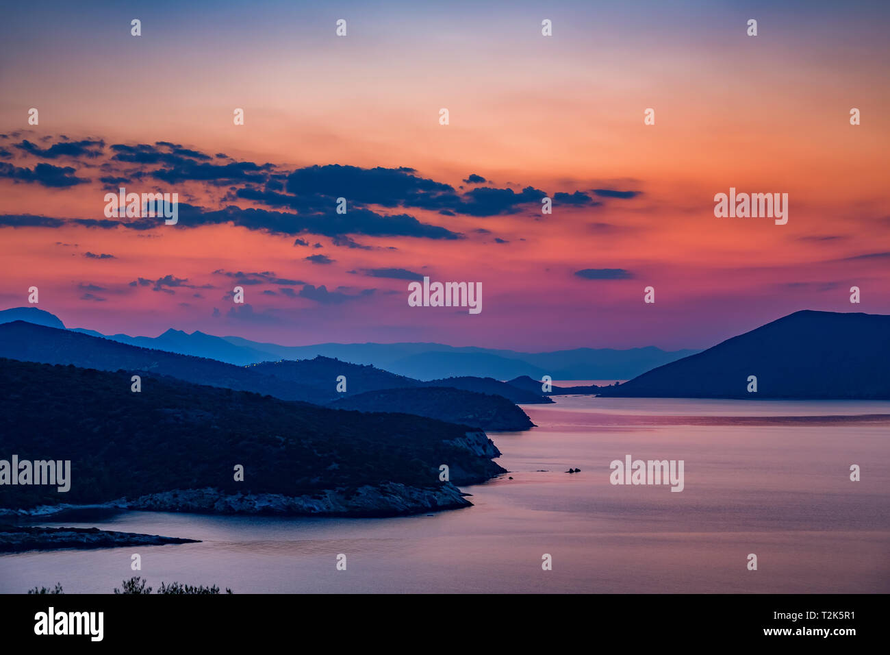 Farbenfroher Sonnenuntergang über dem Meer in Griechenland Stockfoto