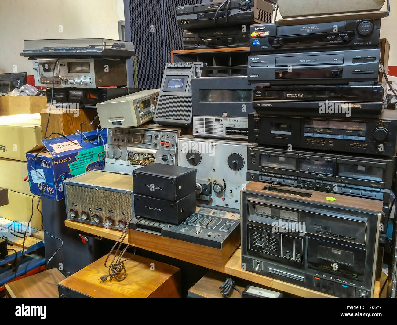 Eine Sammlung von weggeworfenen Elektronik warten in New York am Samstag recycelt werden, 30. März 2019. (Â© Richard B. Levine) Stockfoto