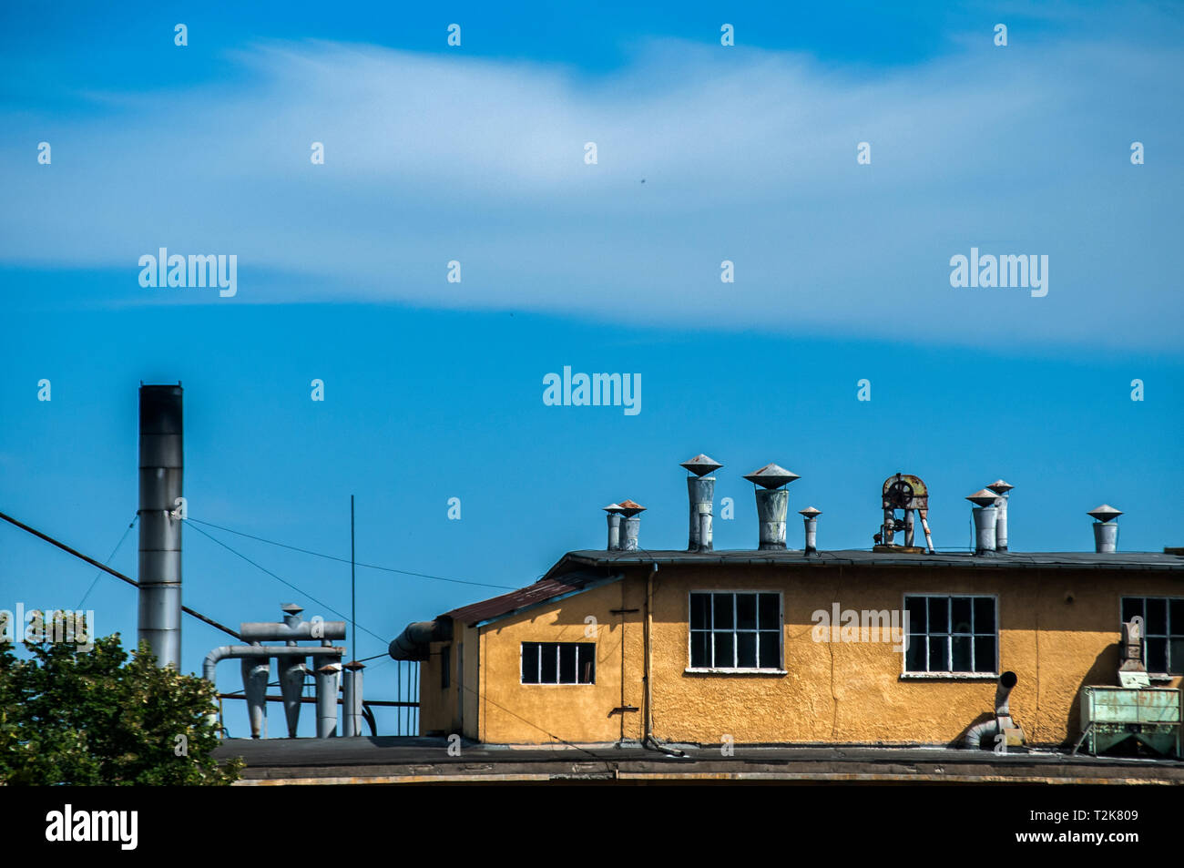 Top der veralteten Vintage industrielle Gebäude und Einrichtungen auf blauen Himmel Hintergrund Stockfoto
