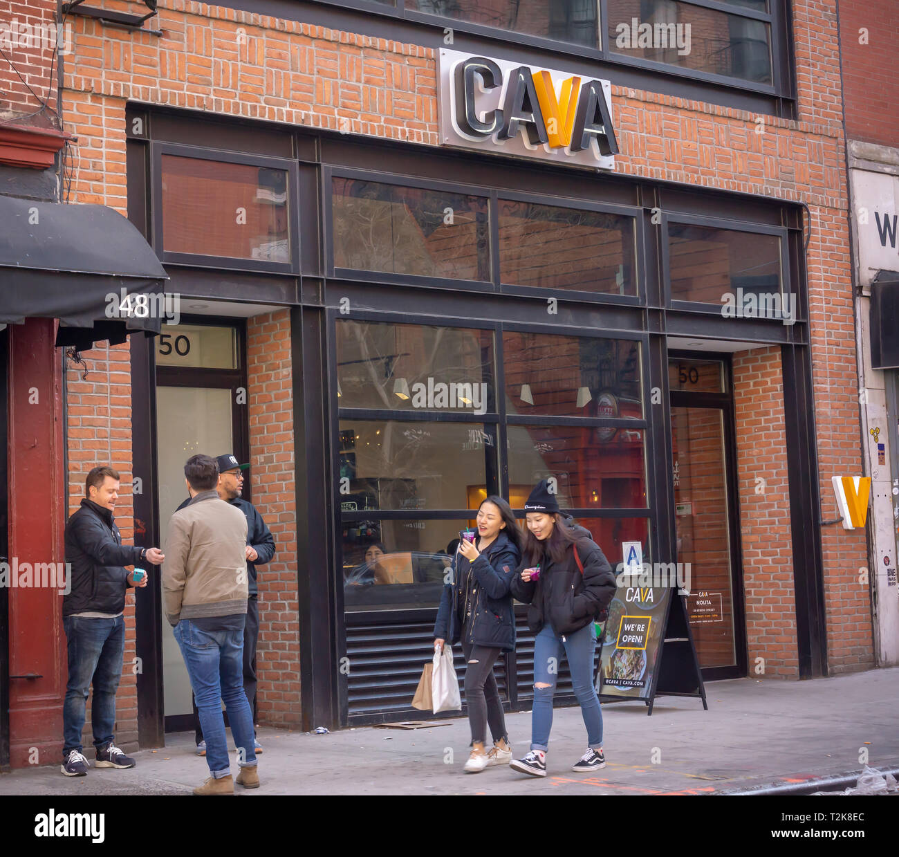 Ein Zweig der Cava Grill Kette von Fast-Food-Restaurants mit ungezwungener Atmosphäre in der Noho Nachbarschaft von New York am Mittwoch, 27. März 2019. Die schnell-beiläufigen Mediterrane Kette hat 76 Standorte und erworbenen zoes Küche 2018. (© Richard B. Levine) Stockfoto