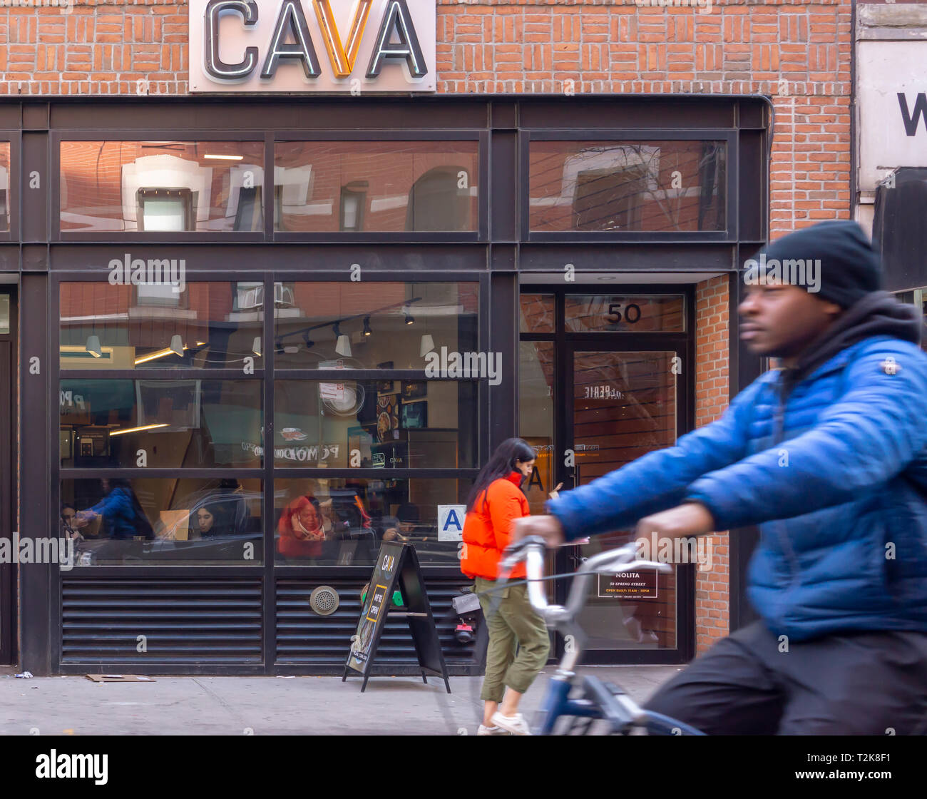 Ein Zweig der Cava Grill Kette von Fast-Food-Restaurants mit ungezwungener Atmosphäre in der Noho Nachbarschaft von New York am Mittwoch, 27. März 2019. Die schnell-beiläufigen Mediterrane Kette hat 76 Standorte und erworbenen zoes Küche 2018. (© Richard B. Levine) Stockfoto