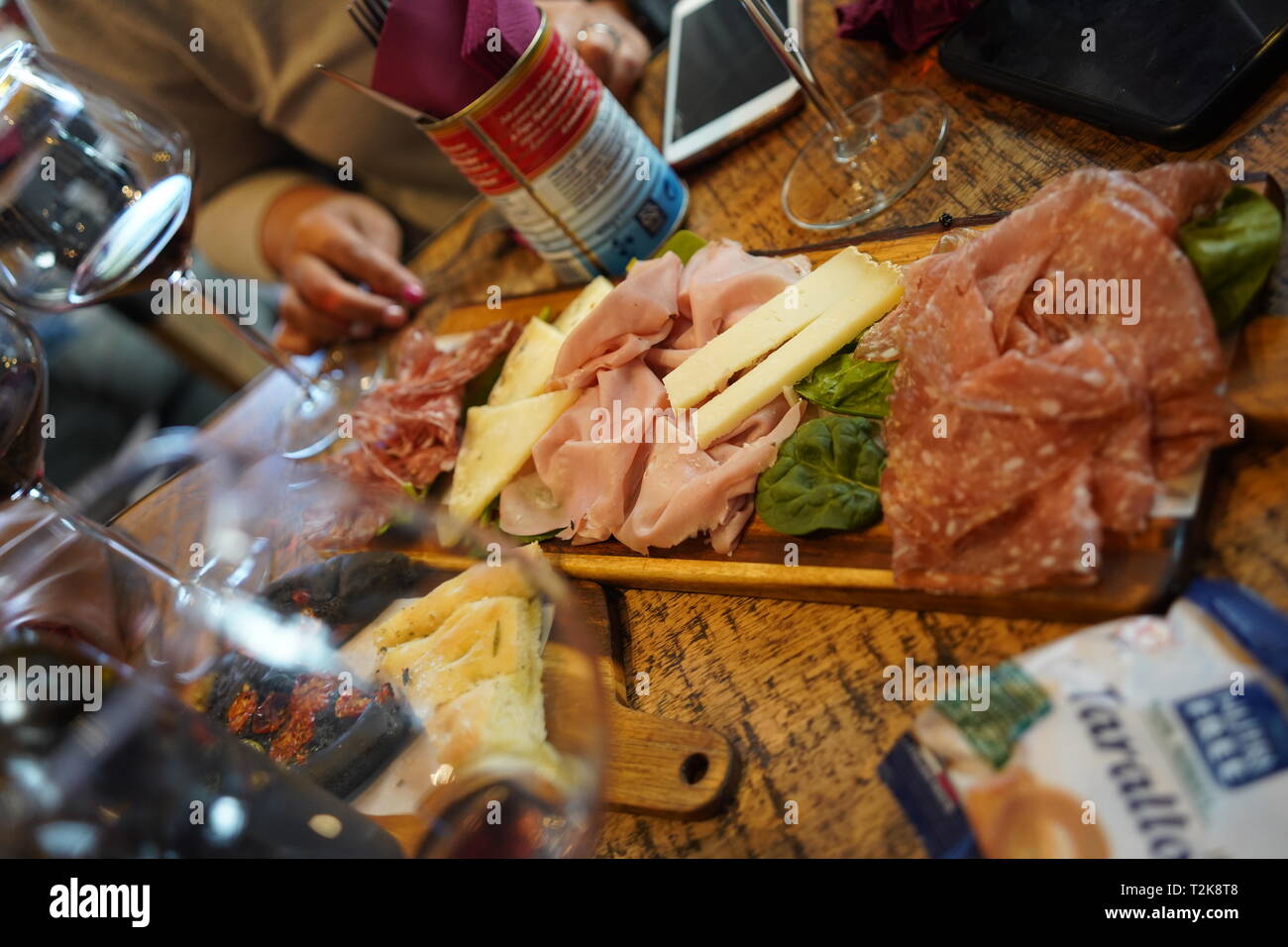 Italienische Feinkost Fleisch- und Käseplatte gemischt Stockfoto