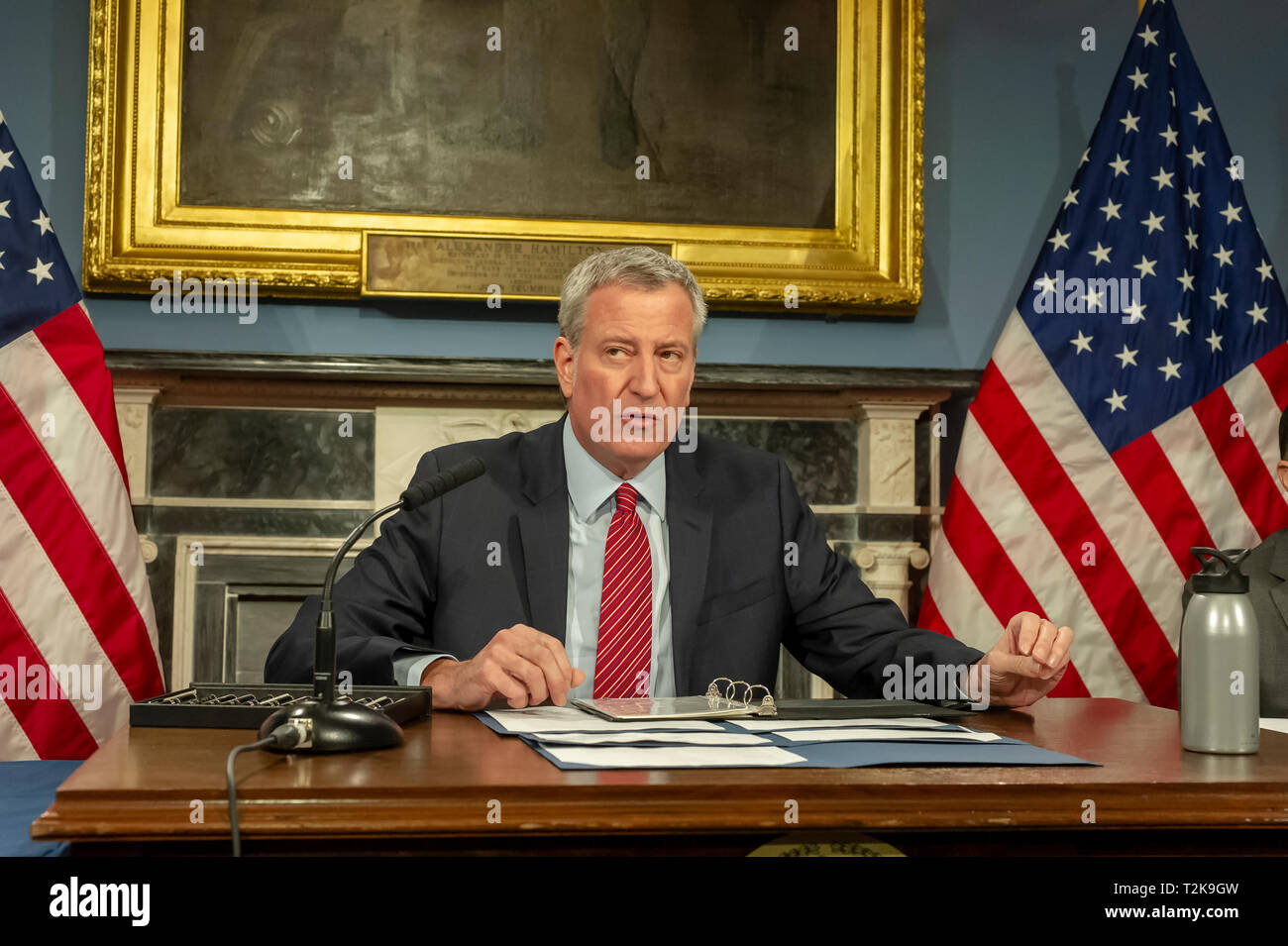 New York Bürgermeister Bill De Blasio, in einer Rechnung, die für die Intro. 1329-A, zum Schutz der Arbeitnehmer in der gewerblichen Abfälle Industrie bezogen, im Blauen Zimmer in New York City Hall, am Montag, 18. März 2019. Der Bürgermeister kam vor kurzem von New Hampshire, wo er kündigte an, dass er sich entscheiden würde, ob er für den Präsidenten ooner anstatt später' ausführen. (Â© Frances M. Roberts) Stockfoto