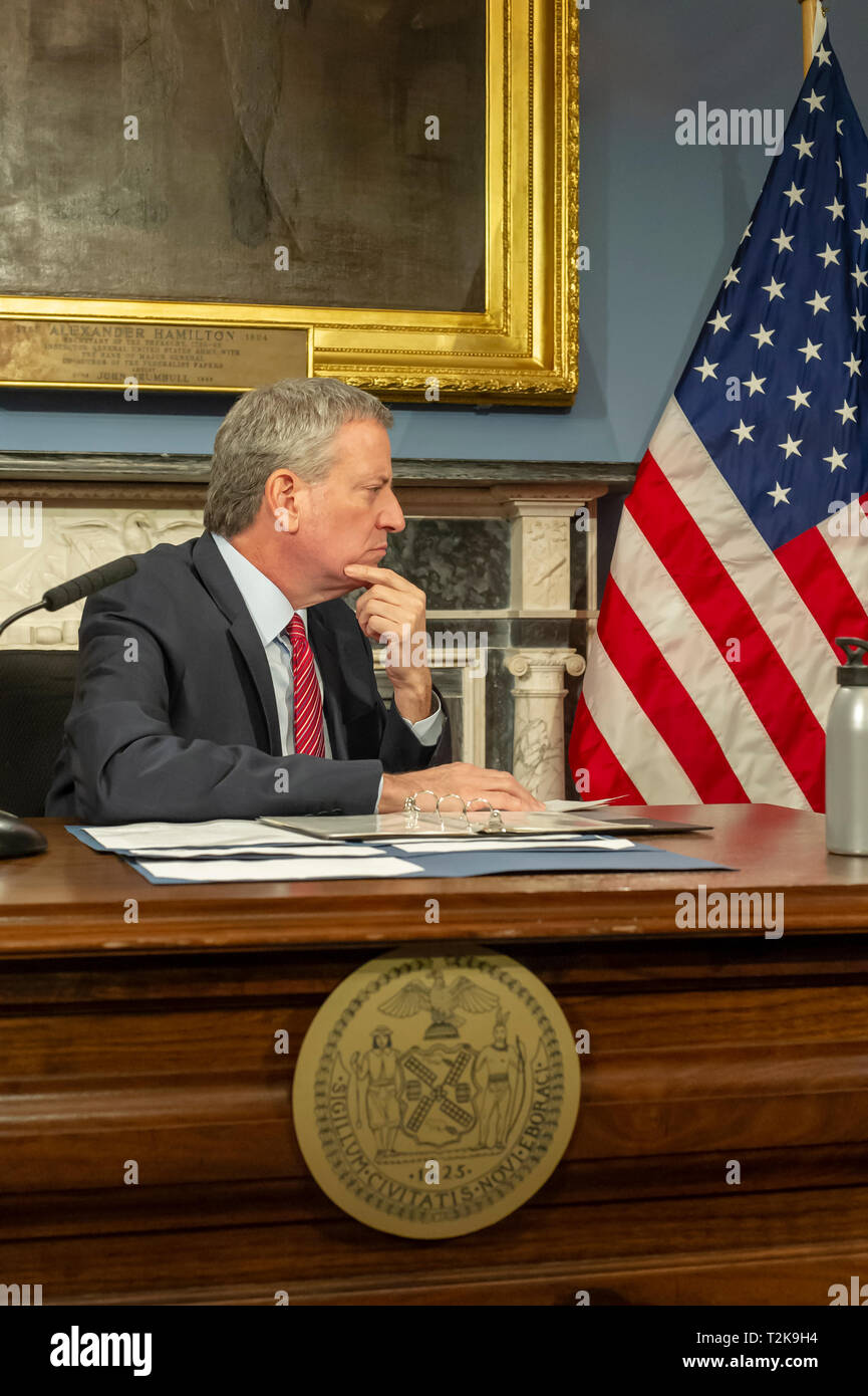 New York Bürgermeister Bill De Blasio, in einer Rechnung, die für die Intro. 1329-A, zum Schutz der Arbeitnehmer in der gewerblichen Abfälle Industrie bezogen, im Blauen Zimmer in New York City Hall, am Montag, 18. März 2019. Der Bürgermeister kam vor kurzem von New Hampshire, wo er kündigte an, dass er sich entscheiden würde, ob er für den Präsidenten ooner anstatt später' ausführen. (Â© Frances M. Roberts) Stockfoto