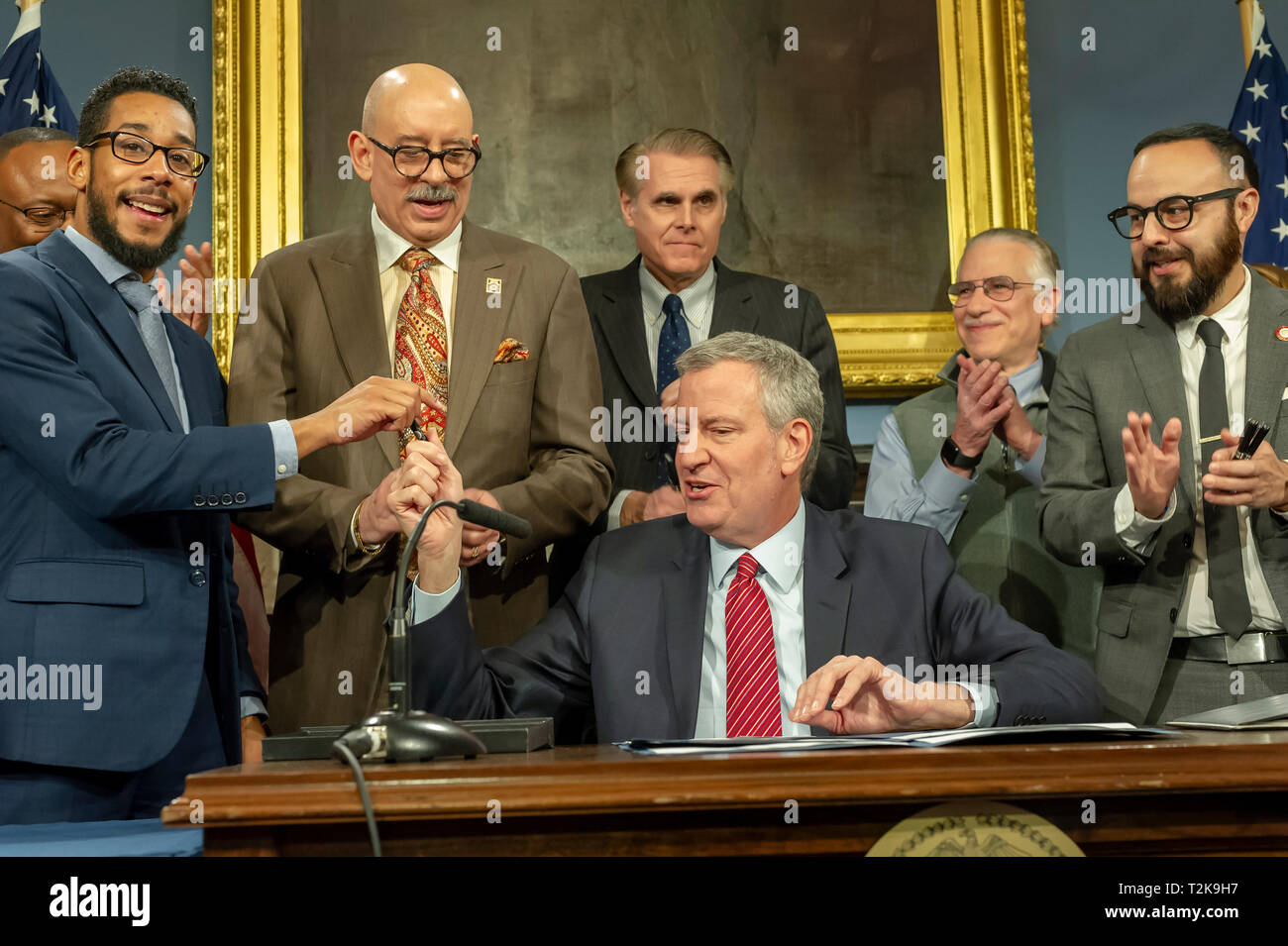 New York Bürgermeister Bill De Blasio, in einer Rechnung, die für die Intro. 1329-A, zum Schutz der Arbeitnehmer in der gewerblichen Abfälle Industrie bezogen, im Blauen Zimmer in New York City Hall, am Montag, 18. März 2019. Der Bürgermeister kam vor kurzem von New Hampshire, wo er kündigte an, dass er sich entscheiden würde, ob er für den Präsidenten ooner anstatt später' ausführen. (Â© Frances M. Roberts) Stockfoto