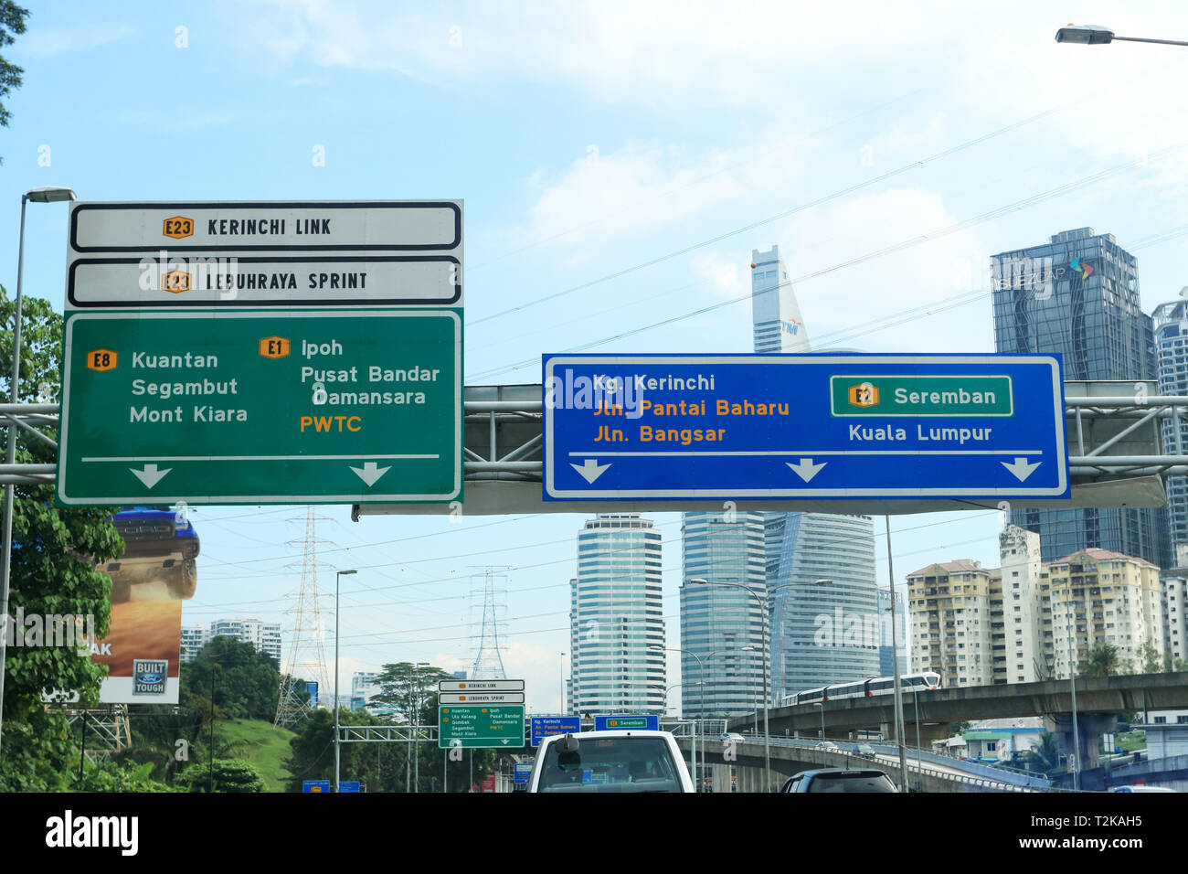 Malaysische Straßenschilder in Kuala Lumpur, Malaysia Stockfoto